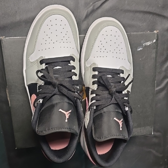 Air Jordan 1 Low Sneakers - Picture 3 of 4